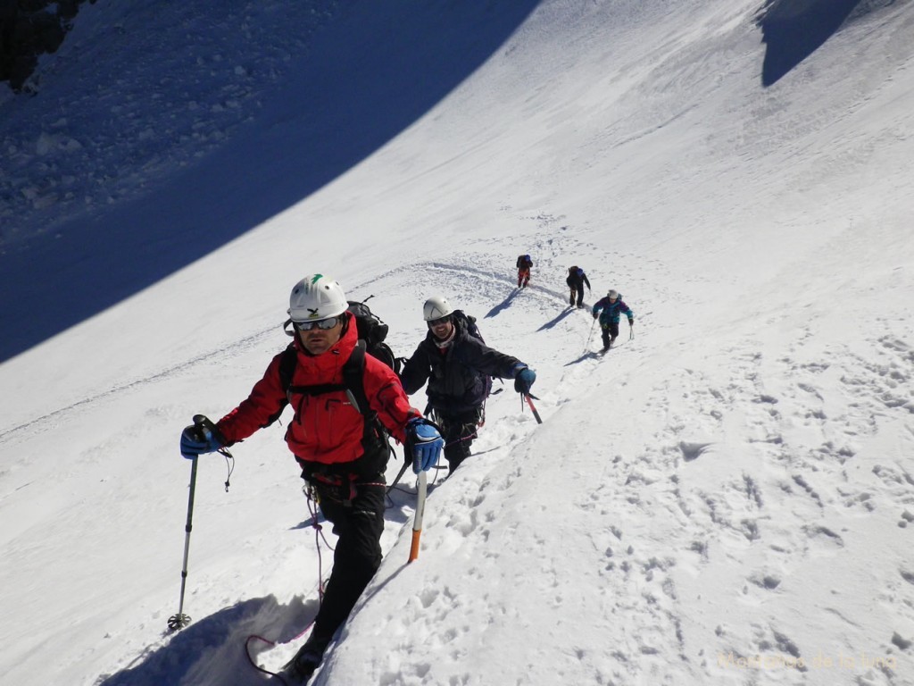 Delante Luis dejando el plateau del Glaciar de Laveciao